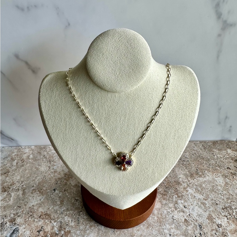 Gold and Floral Necklace with Elegant Design